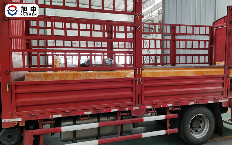 青島客戶訂購(gòu)的焊接操作機(jī)驗(yàn)收合格,裝車發(fā)往客戶現(xiàn)場(chǎng)